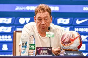 开云体育中国-斯卢茨基：我在公开场合从不评价队员的失误，这是不礼貌的